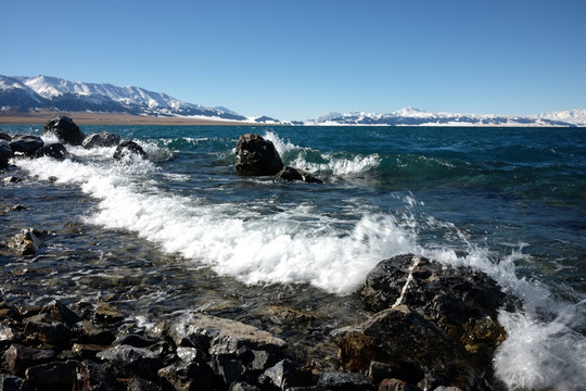 赛里木湖波浪