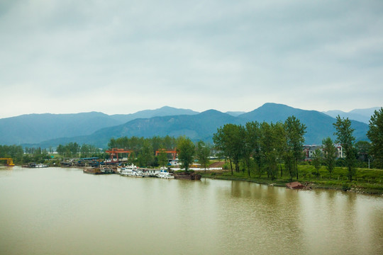 富春江江畔景色