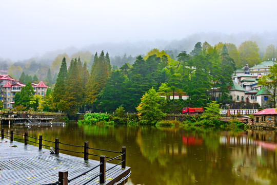 如琴湖畔牯岭镇街景