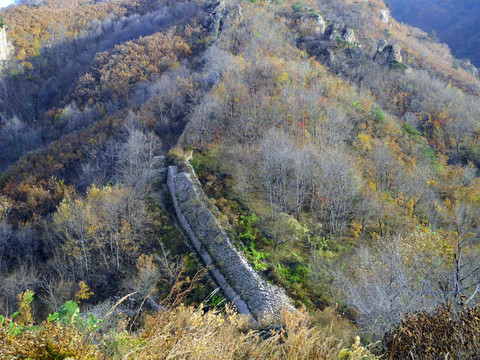 晚秋山间城墙