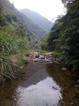 溪邊潭水