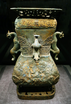 战国蟠螭纹铜方壶