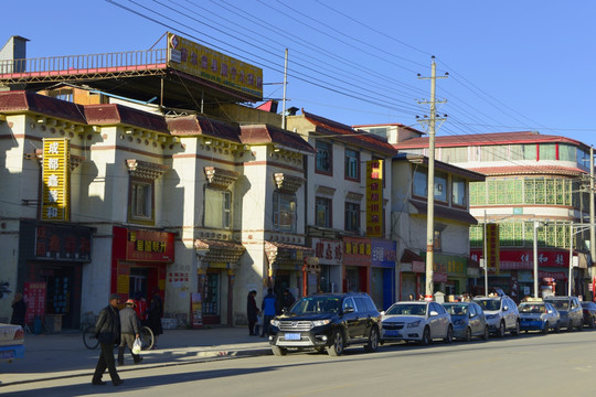 若尔盖县城曙光路 羌藏风格民居