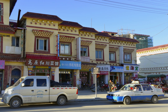 若尔盖县城曙光路 羌藏风格民居