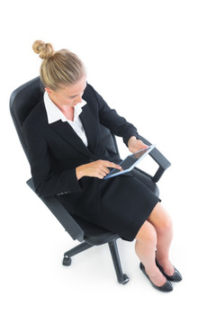坐在转椅上使用电脑的商务女人