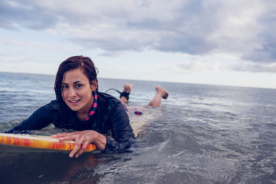 在水中用冲浪板的女人