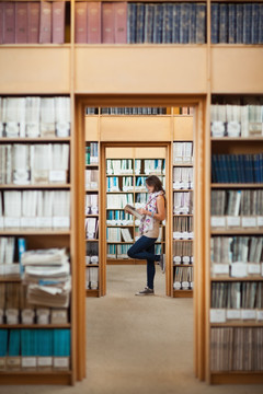 在图书馆里看书的女大学生