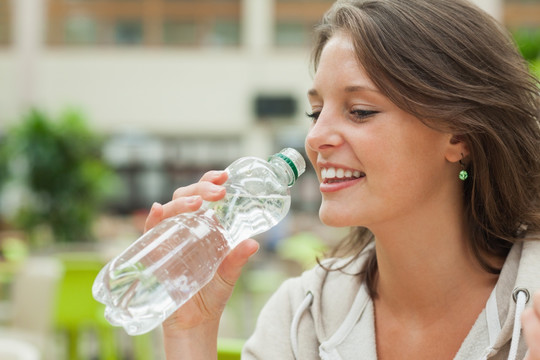 一个年轻女子饮用水