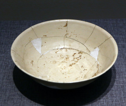 金代白釉瓷碗