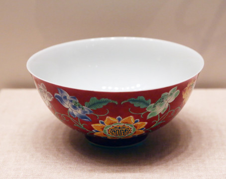 清代珐琅彩瓷碗