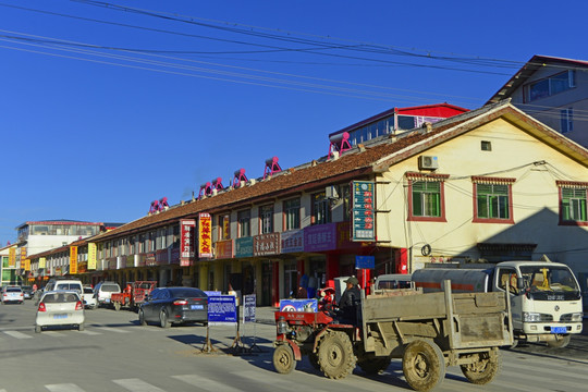 若爾蓋縣主城區(qū)曙光路 拖拉機(jī)