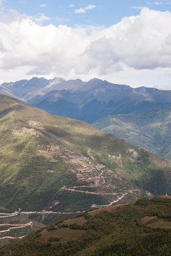 山坡上的藏族村寨 竖片