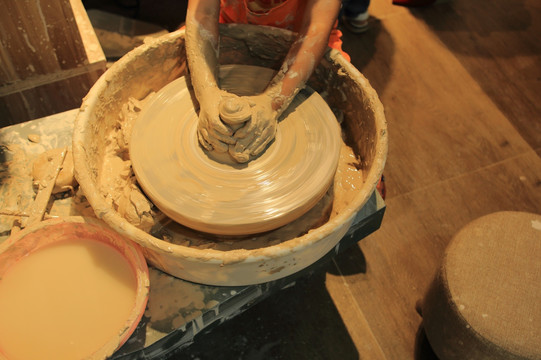 一个小盆友孩子在转动制作陶瓷