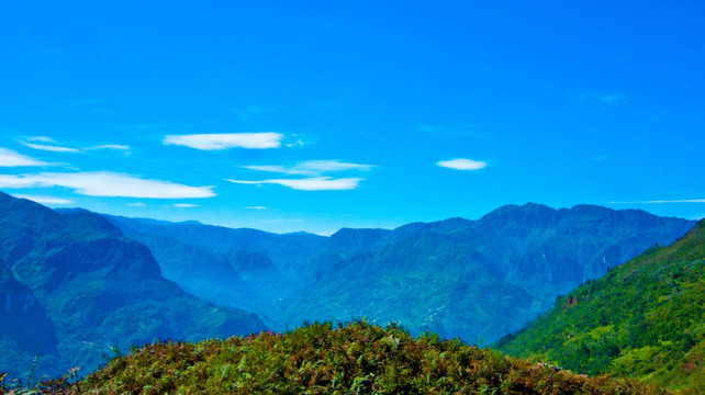 崇山峻岭