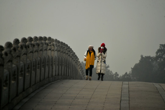十七孔桥上行走在雾霾中的游客