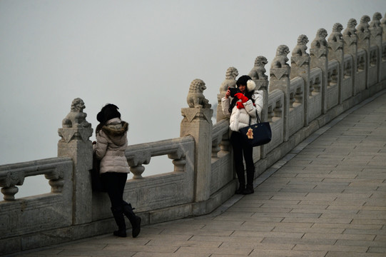 雾霾中拍照的游客