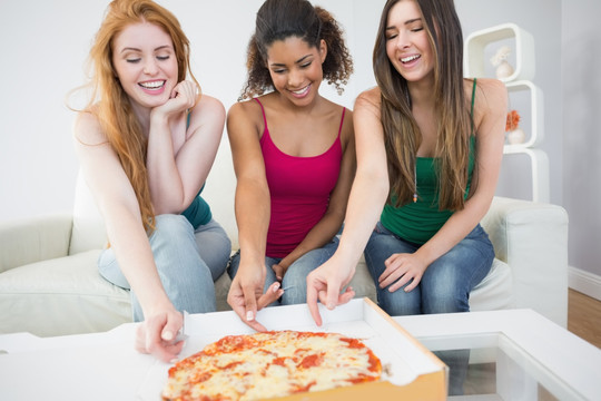 年轻女性朋友在家吃比萨饼