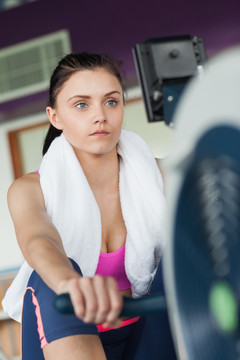 在健身房里锻炼身体的女人