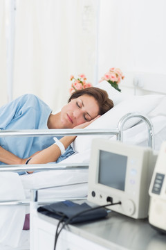 女患者睡在医院的病床上
