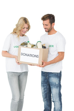 微笑的年轻夫妇携戴捐赠箱