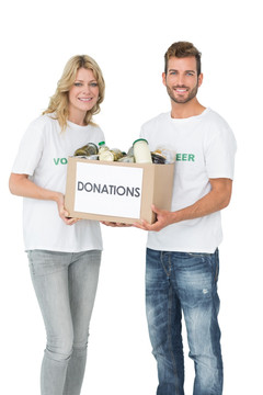 微笑的年轻夫妇携戴捐赠箱