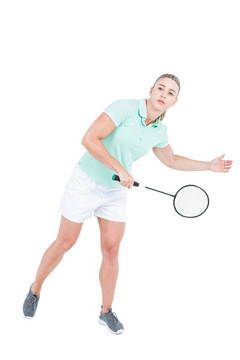 漂亮的金发女人在打羽毛球
