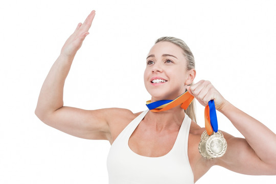 女运动员拿着奖牌