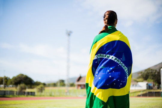 披着巴西国旗的女运动员