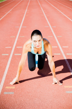 女运动员在跑道上准备跑步