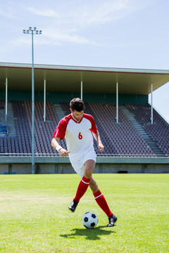 足球运动员在体育场里练习足球