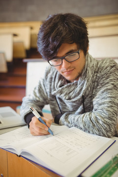 在图书馆里学习的男大学生