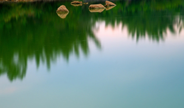 静谧湖面