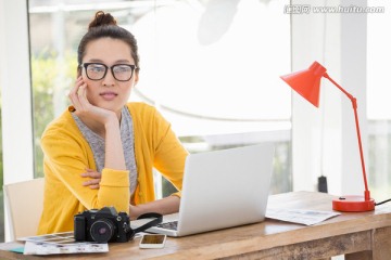 坐着思考的商务女人