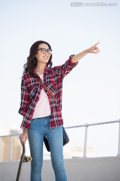 在戶外指著某處的女人