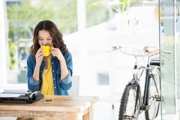 喝咖啡的商务女人