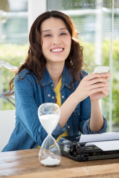 微笑着使用手机的商务女人