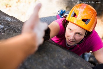 在攀岩中帮助女人的男人