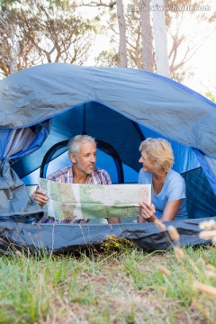 趴在帐篷里看地图的夫妇