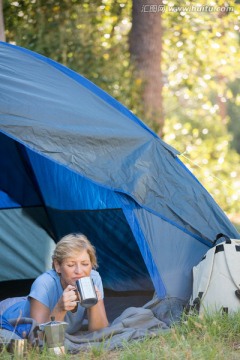 趴在帐篷里喝水的中年女人