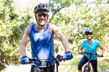 在树林里骑自行车的夫妇
