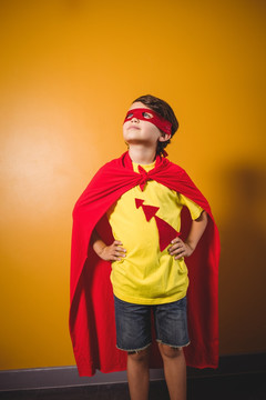 男孩打扮成一个超级英雄
