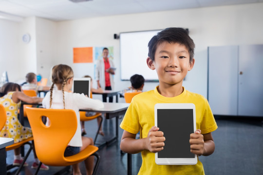 展示平板电脑的小学生