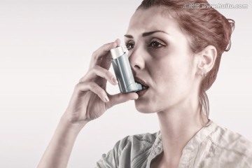 在吸哮喘药的女人