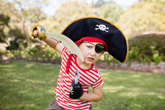 假扮海盗的小男孩拿着刀具