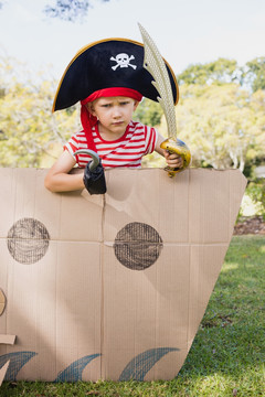 在假扮海盗的小男孩