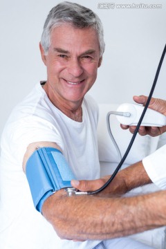 医生检查老年人的血压