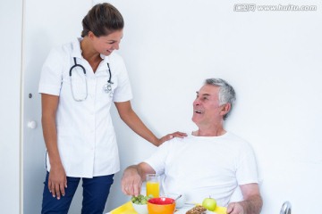 医生微笑着和病人交流