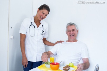 微笑着的医生和病人