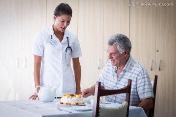 女医生为老年人过生日