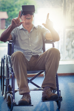 坐在轮椅上带着虚拟眼镜的男人